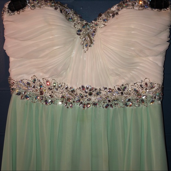 STUNNING gown - Picture 7 of 8